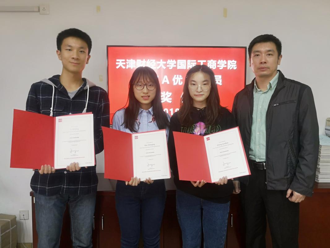 天津财经大学国际工商学院副院长孙毅为获奖学生颁奖